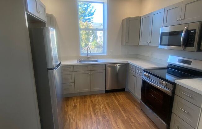 2 beds, 1 bath, $1,395, Unit 169 W MARKET ST #2