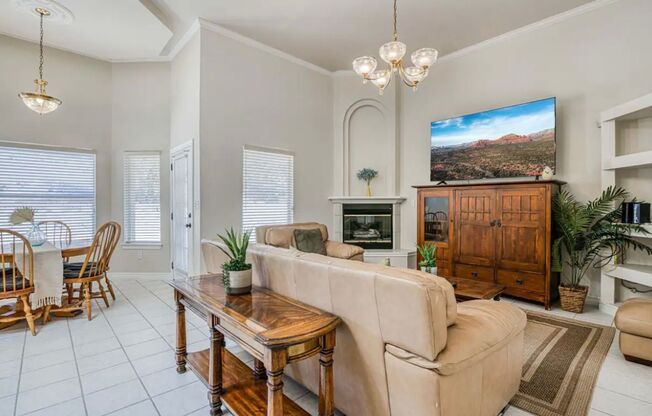 Short Term leases optionn4 Bedrooms 3 baths( near by Sunland Park Dr & Mesa St)