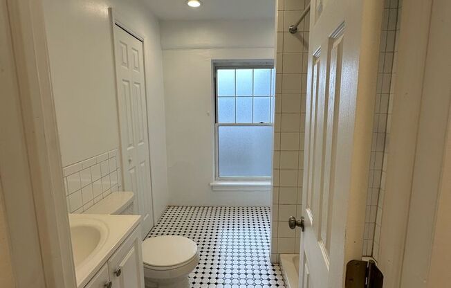 Studio, 1 bath, 325 sqft, $1,200, Unit Old King Edward 441