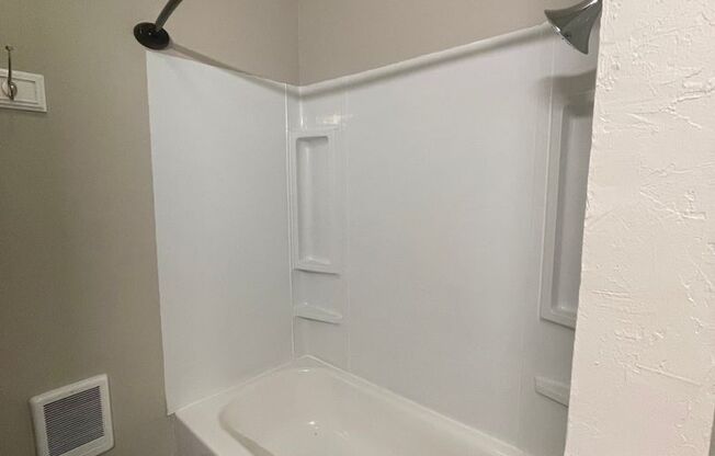 2 beds, 1 bath, 870 sqft, $1,500, Unit 53-01