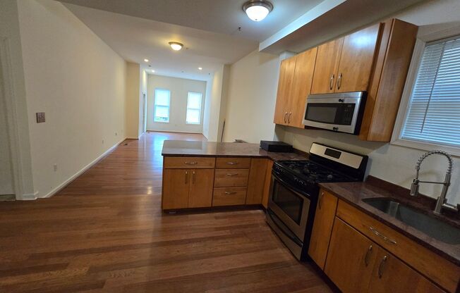 Spacious 3BR/2BTH w/ HW Floors, A/C, W/D, Yard