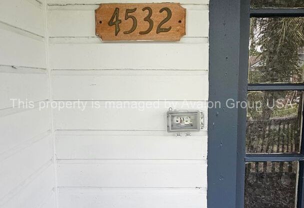 2 beds, 1 bath, 712 sqft, $1,150