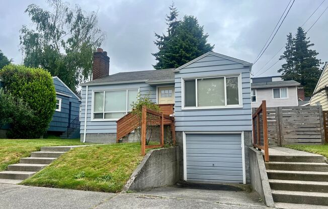 3 Bedroom 2 Bathroom in Greenlake!
