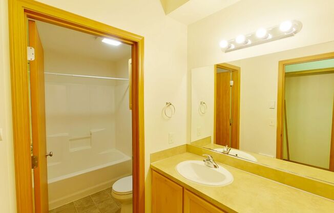 3 beds, 2 baths, $2,400, Unit 301