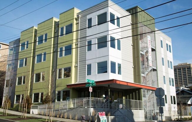 Studio, 1 bath, 329 sqft, $1,463, Unit Unit 102