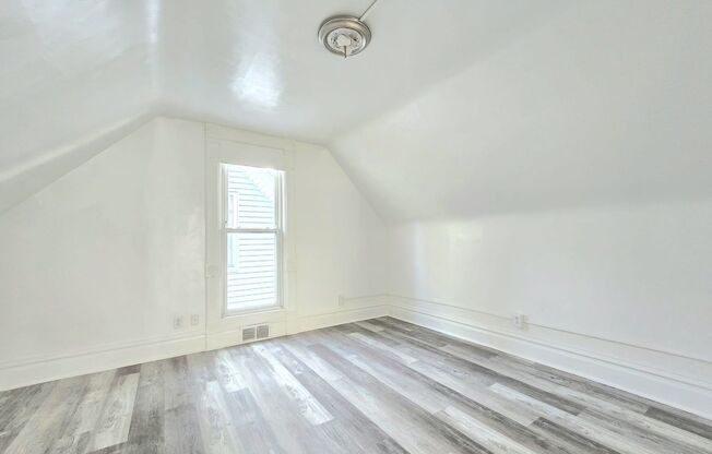 1 bed, 1 bath, $900, Unit 608 1/2 Leland Ave