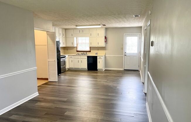 Welcome to this charming 1-bedroom, 1-bathroom home located in the vibrant community of Stockbridge, GA