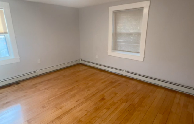 3 beds, 1 bath, $3,500, Unit 129 Friend Street, Unit 2