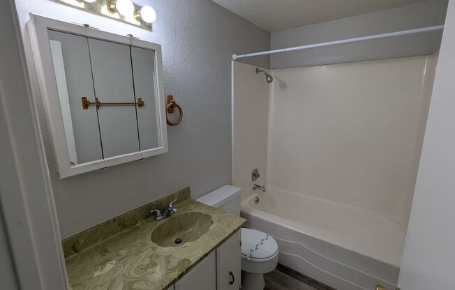 2 beds, 1 bath, 889 sqft, $1,250, Unit 35
