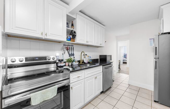 1 Bed - Close to T - Private Patio - Laundry in Building