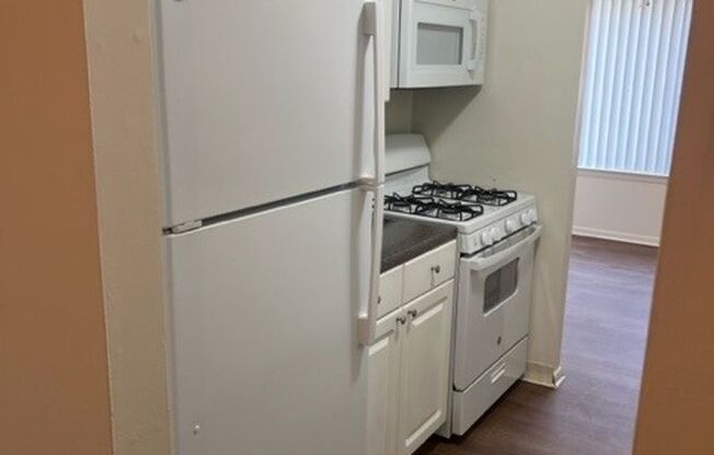 2 beds, 1 bath, 931 sqft, $1,575, Unit 00 - E- 2