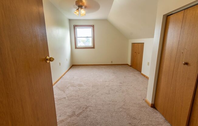 2 beds, 1 bath, $1,000, Unit Unit 4