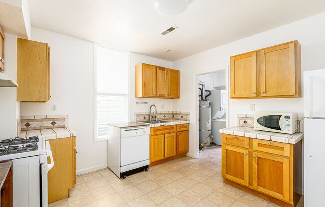 2 beds, 1 bath, $2,900