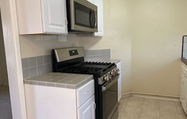 1 bed, 1 bath, $2,095, Unit 15