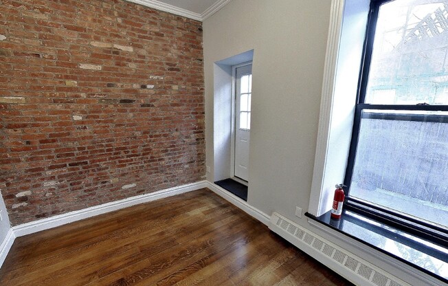 219 E 28th St