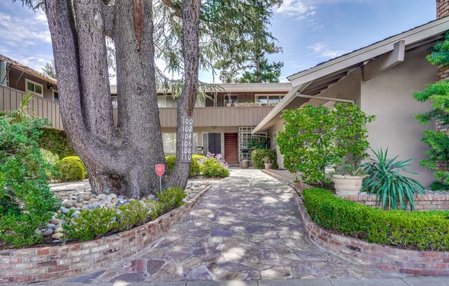 Top floor 2 Bed 2 Bath Condo in Los Altos!