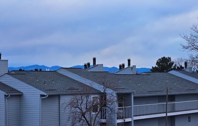 Mountain View 2 Bed 2 Bath 2 Balconies Top Floor Condo-Tons of Amenities