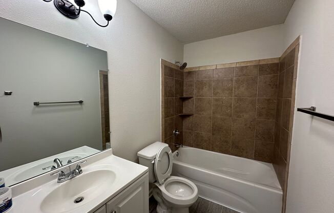 2 beds, 1 bath, $800, Unit Apt 12