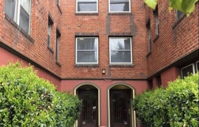 Vibrant Southeast Portland Living!