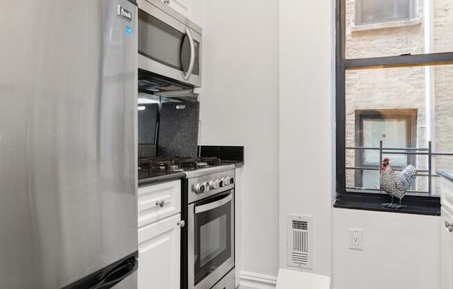 2 beds, 1 bath, $4,000, Unit 2A