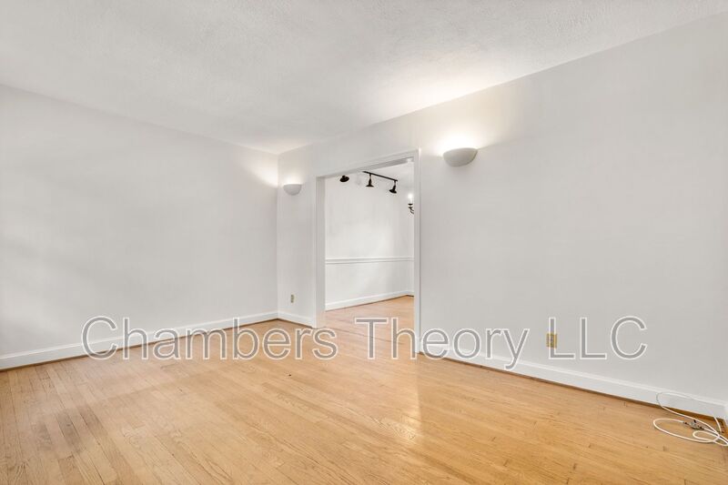 11 E ROSEMONT
