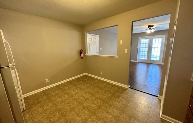 2 beds, 1 bath, 800 sqft, $925, Unit F