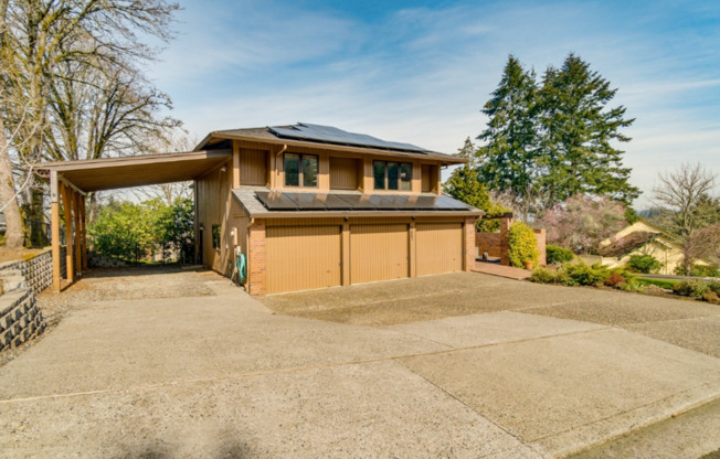 Gorgeous 4 bedroom Home with an Open Floor Plan, Vaulted Ceilings and a Stunning Gourmet Kitchen on Cooper Mountain!