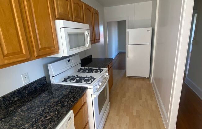 2 beds, 1 bath, 1,015 sqft, $1,825, Unit 17