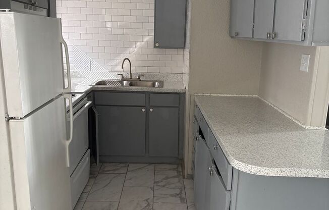 2 beds, 1.5 baths, 870 sqft, $1,025, Unit B06