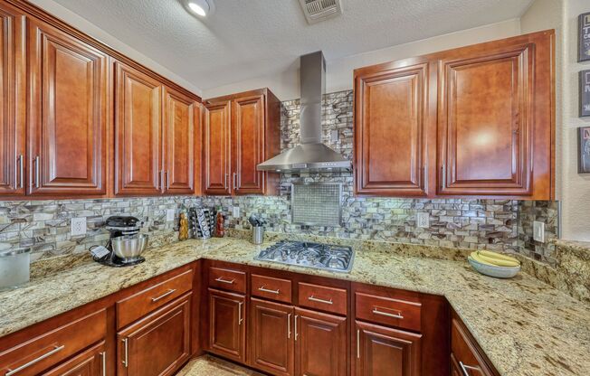 MOVE-IN SPECIAL! LOADED W/ UPGRADES! STUNNING 3BD/2.5BA NEAR SUMMERLIN!