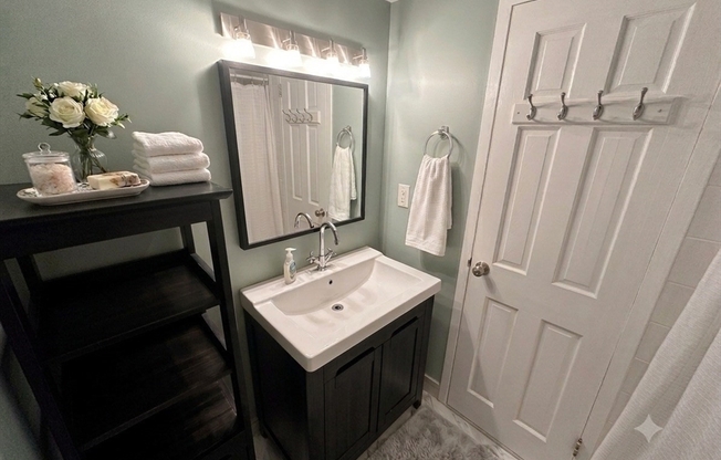 2 beds, 1 bath, 833 sqft, $2,800, Unit 705
