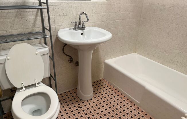 2 beds, 1 bath, 800 sqft, $1,520, Unit 6230 Fifth Ave. #A3-E