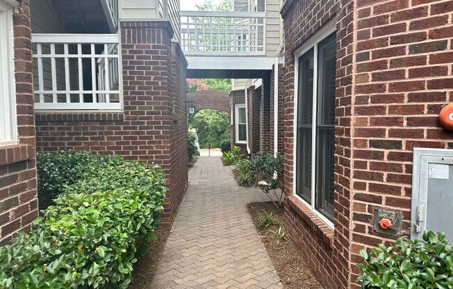 Adorable 2 Bedroom Condo!