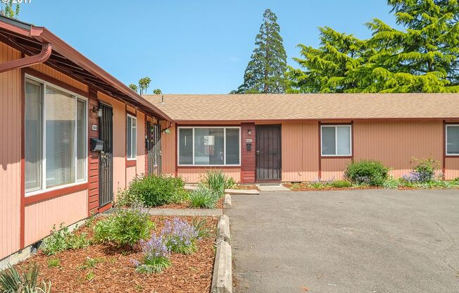 Updated Four-Plex in SE Portland with Fenced Yard! rentalsc21.com