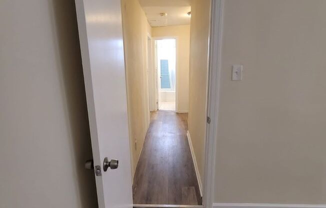 3 beds, 1 bath, $1,795, Unit 25-01