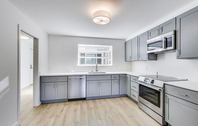 2137 LOMBARD ST