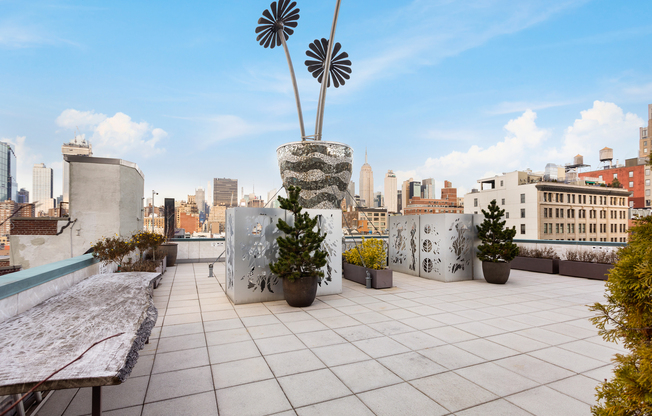 305 W 16 ST