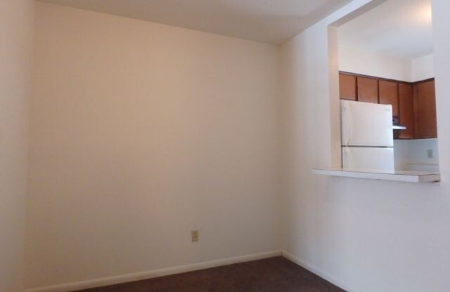 2 beds, 1.5 baths, $995, Unit 4