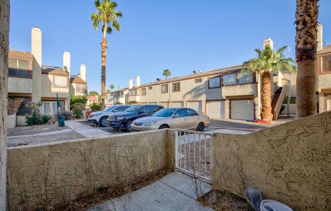 2 bedroom, 2 bath town house minutes from the Strip