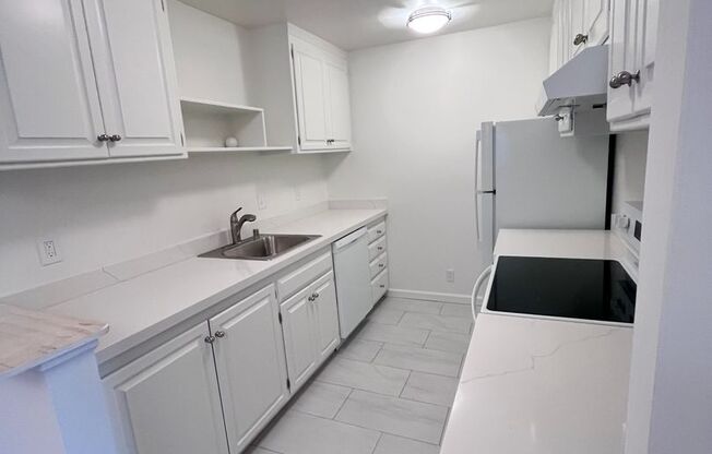 Bright, Cheery and Newly Renovated 2x1 behind Bon Air!