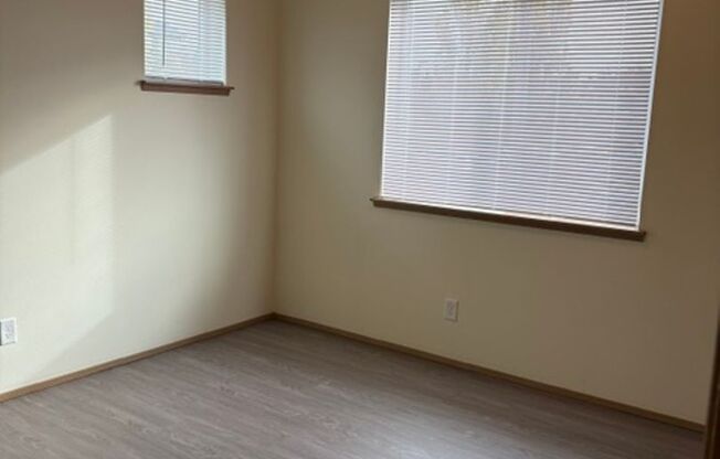 3 beds, 2 baths, 1,002 sqft, $1,800, Unit 63-305