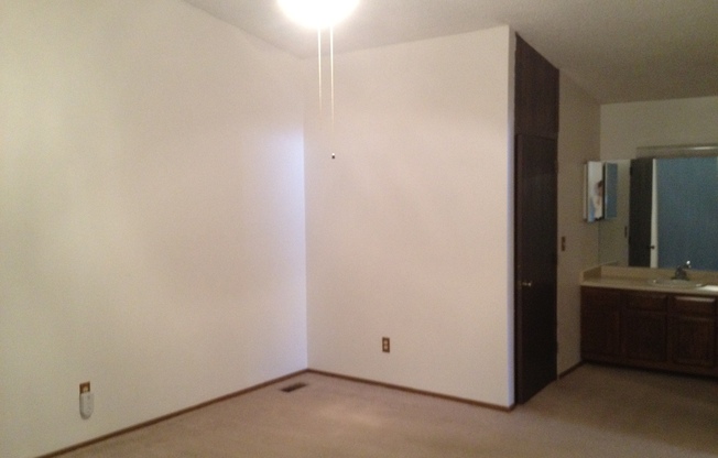 2 beds, 1 bath, $1,600