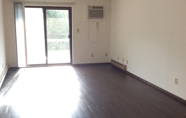 2 beds, 1 bath, 1,000 sqft, $1,250, Unit 8