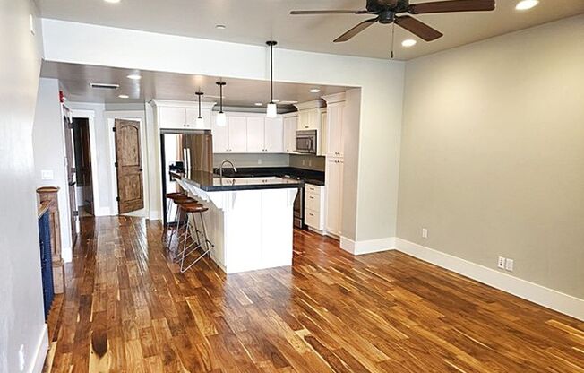 Well Appointed Townhome with Amenities
