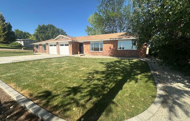 2 bed, 1 Bath, 1 Car Garage, - Modern Insides, and Outside Open Spaces