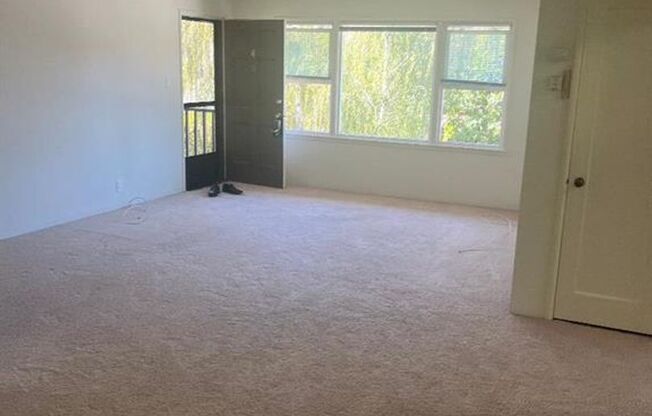 2 beds, 1 bath, $3,100, Unit 4