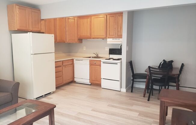 2 beds, 1 bath, 668 sqft, $2,350, Unit 01