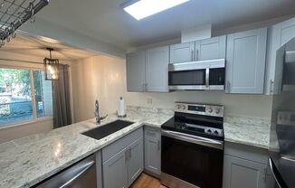 One Bedroom Condo ~ Easy 405 Access ~ Walk to Totem Lake Village