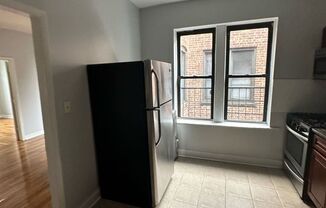 2 beds, 1 bath, $2,000, Unit 22