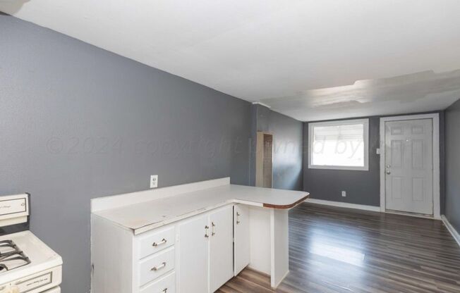 2 beds, 1 bath, $775, Unit # REAR